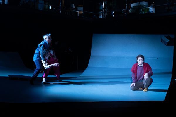 KAAT神奈川芸術劇場プロデュース『掃除機』開幕　演出・本谷有希子のコメントと舞台写真が到着