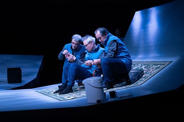 KAAT神奈川芸術劇場プロデュース『掃除機』開幕　演出・本谷有希子のコメントと舞台写真が到着