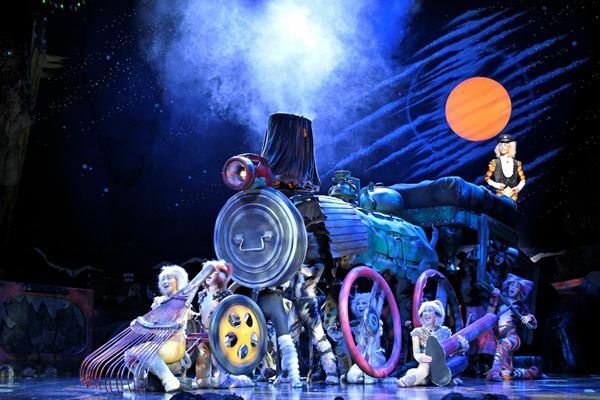 うなぎパイなどご当地ゴミにも注目　劇団四季、約10年ぶりの『キャッツ』静岡公演9月まで