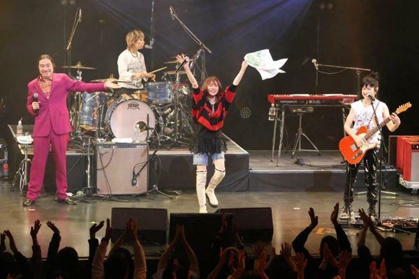 岸谷香、恒例ライブで永井真理子＆トータス松本と競演　40周年ツアーも発表