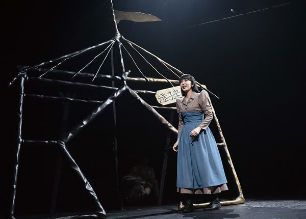 「不思議で不条理な国」を彷徨うアリスの進む先は　NODA・MAP『兎、波を走る』公演レポート