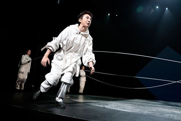 「不思議で不条理な国」を彷徨うアリスの進む先は　NODA・MAP『兎、波を走る』公演レポート