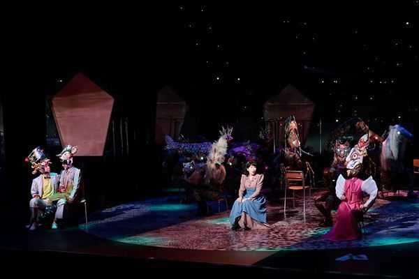 「不思議で不条理な国」を彷徨うアリスの進む先は　NODA・MAP『兎、波を走る』公演レポート