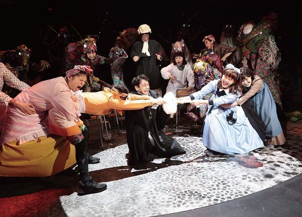 「不思議で不条理な国」を彷徨うアリスの進む先は　NODA・MAP『兎、波を走る』公演レポート