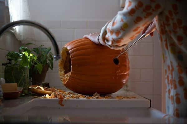 女性たちを救うための道具はカボチャ!?　映画『コール・ジェーン』新たな場面写真3点公開　