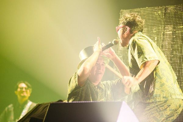 【ライブレポート】電気グルーヴ、28年ぶりのアリーナライブで完全復活！「イェイ、かっこいいだろう！ 電気グルーヴだ！」