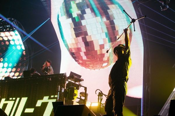 【ライブレポート】電気グルーヴ、28年ぶりのアリーナライブで完全復活！「イェイ、かっこいいだろう！ 電気グルーヴだ！」