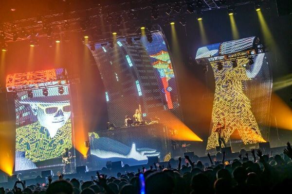 【ライブレポート】電気グルーヴ、28年ぶりのアリーナライブで完全復活！「イェイ、かっこいいだろう！ 電気グルーヴだ！」