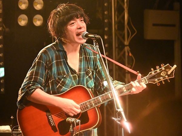 「自分だけは絶対に殺さないで。そうすれば、こうやってまたライブで会うことができる」……銀杏BOYZ、18〜19年ぶりの全国ツアー・富山公演レポート