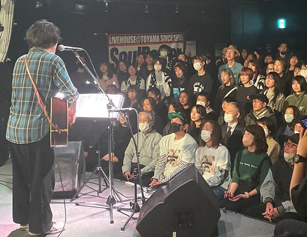 「自分だけは絶対に殺さないで。そうすれば、こうやってまたライブで会うことができる」……銀杏BOYZ、18〜19年ぶりの全国ツアー・富山公演レポート