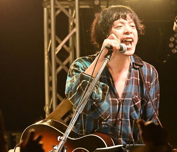 「自分だけは絶対に殺さないで。そうすれば、こうやってまたライブで会うことができる」……銀杏BOYZ、18〜19年ぶりの全国ツアー・富山公演レポート