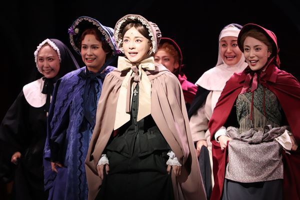 ラストシーンは目を見張る美しさ！ 芝居好きのゴーストとナイチンゲールの物語　劇団四季『ゴースト＆レディ』上演中