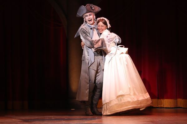 ラストシーンは目を見張る美しさ！ 芝居好きのゴーストとナイチンゲールの物語　劇団四季『ゴースト＆レディ』上演中