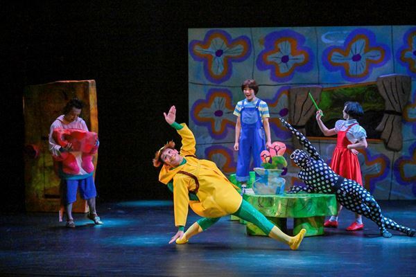 Co.山田うんによる“大人もこどもも楽しめるダンス作品”『オバケッタ』新国立劇場で開幕