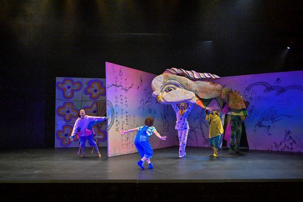 Co.山田うんによる“大人もこどもも楽しめるダンス作品”『オバケッタ』新国立劇場で開幕