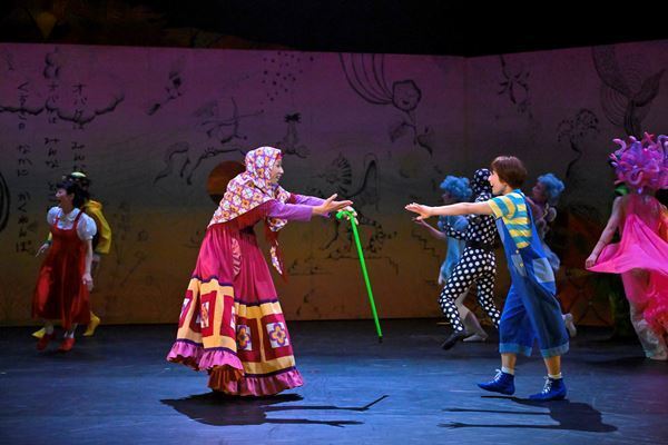 Co.山田うんによる“大人もこどもも楽しめるダンス作品”『オバケッタ』新国立劇場で開幕