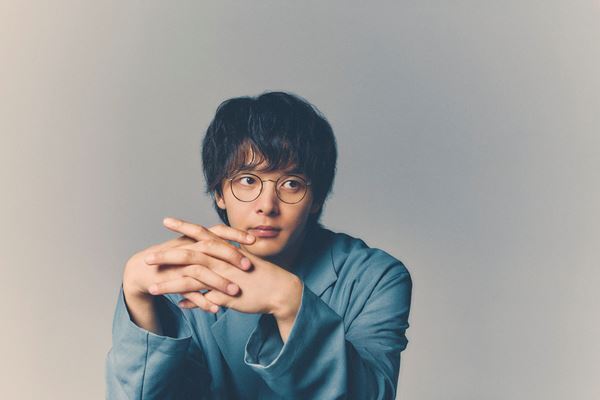 堤真一×中村倫也の二人芝居。ベテラン俳優と新進俳優を演じ、 二人にしかできない攻防を見せる。