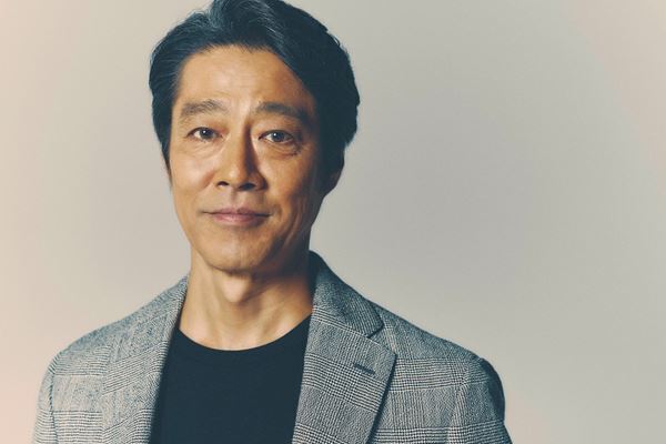 堤真一×中村倫也の二人芝居。ベテラン俳優と新進俳優を演じ、 二人にしかできない攻防を見せる。