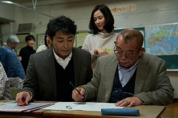 愛の実話を映画化『35年目のラブレター』、笑福亭鶴瓶×原田知世と重岡大毅×上白石萌音に心が癒やされる──【おとなの映画ガイド】