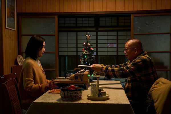 愛の実話を映画化『35年目のラブレター』、笑福亭鶴瓶×原田知世と重岡大毅×上白石萌音に心が癒やされる──【おとなの映画ガイド】