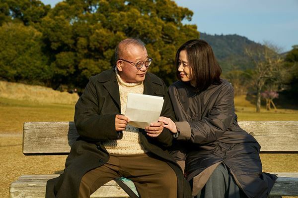 愛の実話を映画化『35年目のラブレター』、笑福亭鶴瓶×原田知世と重岡大毅×上白石萌音に心が癒やされる──【おとなの映画ガイド】