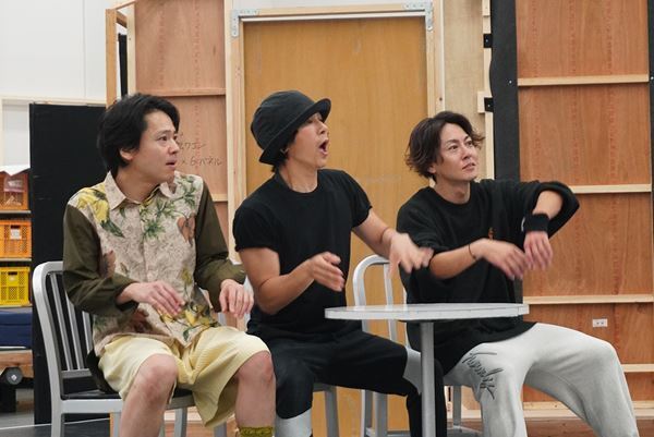 ミュージカル『SONG WRITERS』約10年ぶりの公演が来月開幕　屋良朝幸、中川晃教らが息の合った稽古を披露