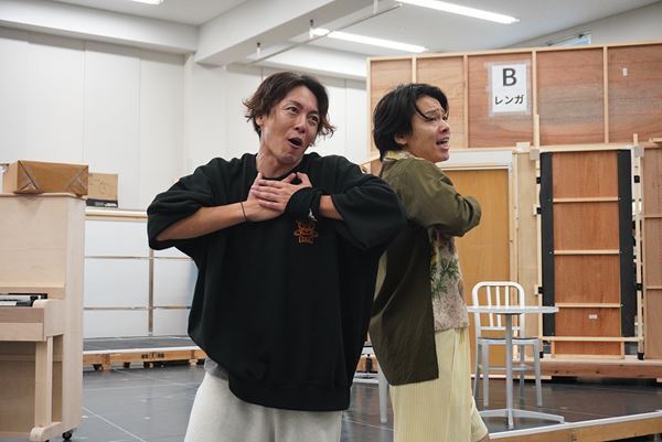 ミュージカル『SONG WRITERS』約10年ぶりの公演が来月開幕　屋良朝幸、中川晃教らが息の合った稽古を披露