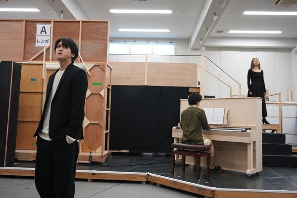 ミュージカル『SONG WRITERS』約10年ぶりの公演が来月開幕　屋良朝幸、中川晃教らが息の合った稽古を披露
