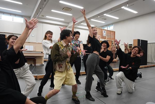 ミュージカル『SONG WRITERS』約10年ぶりの公演が来月開幕　屋良朝幸、中川晃教らが息の合った稽古を披露