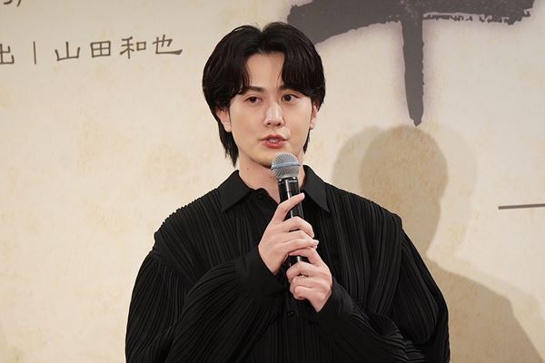 柚香光「生への執着と強い意志を表現」　主演ミュージカル『十二国記』原作書影オマージュビジュアルをお披露目