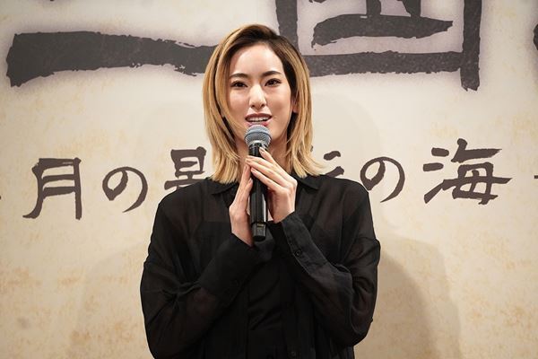 柚香光「生への執着と強い意志を表現」　主演ミュージカル『十二国記』原作書影オマージュビジュアルをお披露目