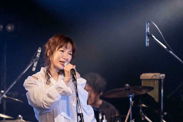 【ライブレポート】平松愛理、コロナを乗り越え2年半ぶりにライブ開催「部屋とYシャツと私」など14曲を届ける