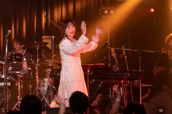 【ライブレポート】平松愛理、コロナを乗り越え2年半ぶりにライブ開催「部屋とYシャツと私」など14曲を届ける