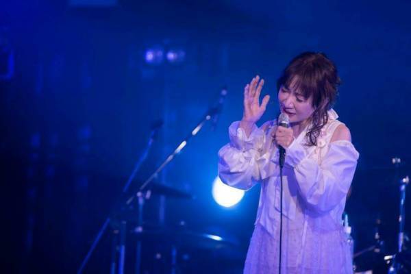 【ライブレポート】平松愛理、コロナを乗り越え2年半ぶりにライブ開催「部屋とYシャツと私」など14曲を届ける