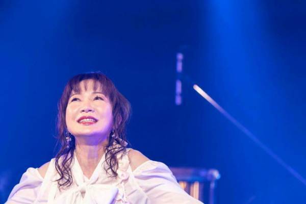 【ライブレポート】平松愛理、コロナを乗り越え2年半ぶりにライブ開催「部屋とYシャツと私」など14曲を届ける