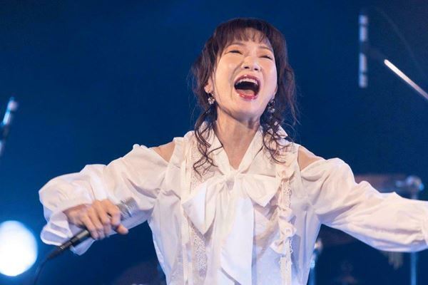 【ライブレポート】平松愛理、コロナを乗り越え2年半ぶりにライブ開催「部屋とYシャツと私」など14曲を届ける