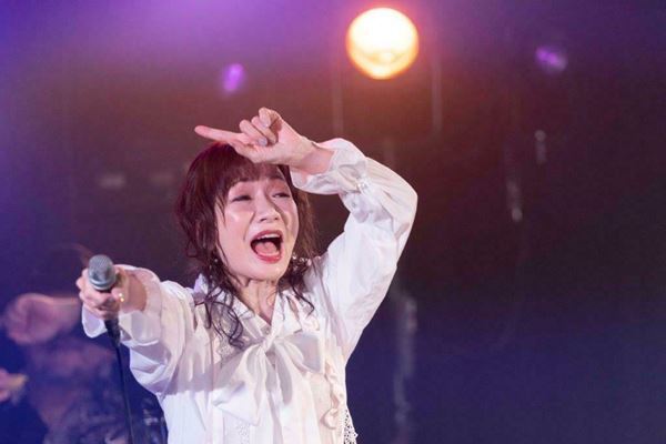 【ライブレポート】平松愛理、コロナを乗り越え2年半ぶりにライブ開催「部屋とYシャツと私」など14曲を届ける