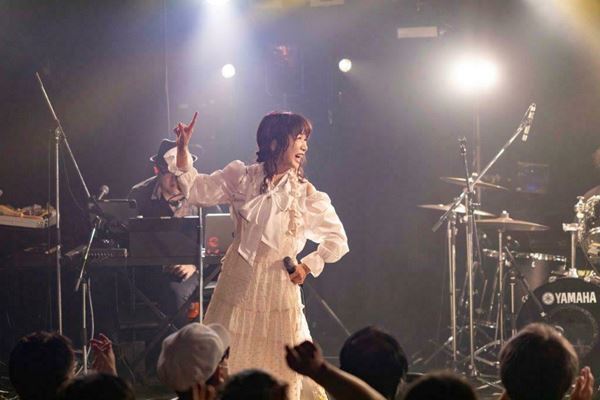 【ライブレポート】平松愛理、コロナを乗り越え2年半ぶりにライブ開催「部屋とYシャツと私」など14曲を届ける
