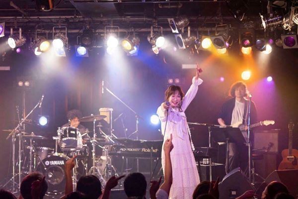 【ライブレポート】平松愛理、コロナを乗り越え2年半ぶりにライブ開催「部屋とYシャツと私」など14曲を届ける