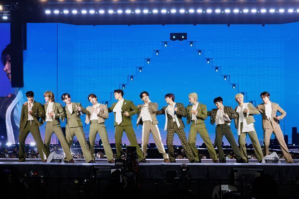 SEVENTEEN、ワールドツアーの模様がコンサート映画に！ メインビジュアル＆スチール6点公開