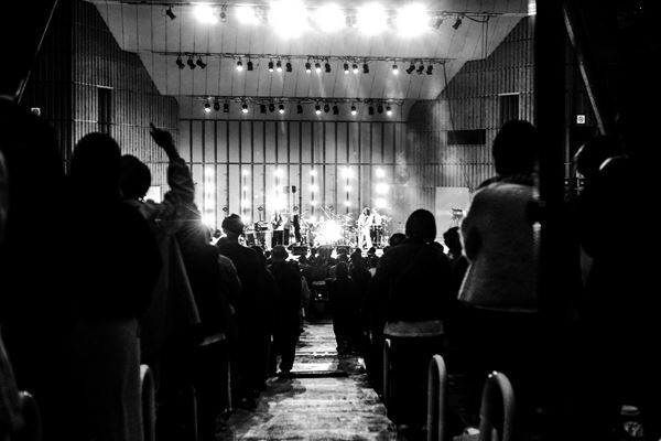 カネコアヤノ率いるバンド・kanekoayano、鉄壁のバンドアンサンブルを日比谷の夜空に解き放つ『野音ワンマンショー 2025』【オフィシャルレポート】