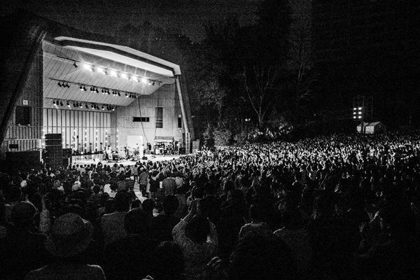 カネコアヤノ率いるバンド・kanekoayano、鉄壁のバンドアンサンブルを日比谷の夜空に解き放つ『野音ワンマンショー 2025』【オフィシャルレポート】