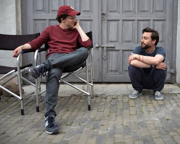 ジェシー・アイゼンバーグがひとり4役で才能を発揮！ 『リアル・ペイン〜心の旅〜』新場面写真＆メイキング画像公開