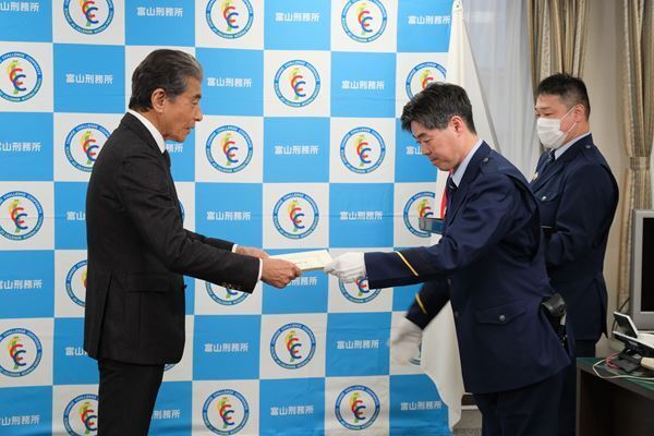 舘ひろし×笹野高史『港のひかり』ロケ地・富山刑務所で講話「強くなろうとしてください」