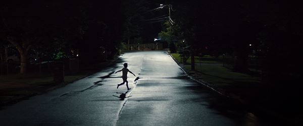 全米大ヒットホラー『WEAPONS／ウェポンズ』謎めいた雰囲気満載の場面写真＆メイキングカットを“午前2時17分”に公開