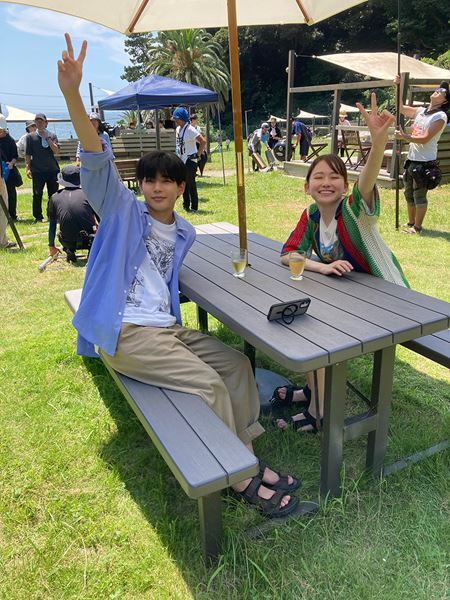 長尾謙杜＆山田杏奈が血だらけでピース！ 映画『恋に至る病』メイキング写真公開