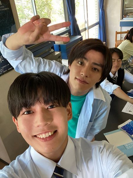 長尾謙杜＆山田杏奈が血だらけでピース！ 映画『恋に至る病』メイキング写真公開