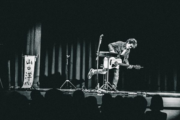 佐々木亮介主催"雷よ静かに轟け”第十夜は山口洋(HEATWAVE)を迎え開催「洋さんを見て思うのは、そのままでいいってこと」