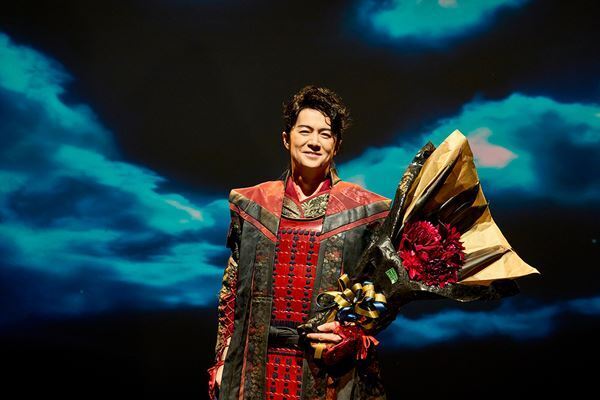 福山雅治×有村架純『ブラック・ショーマン』クランクアップ写真10点公開