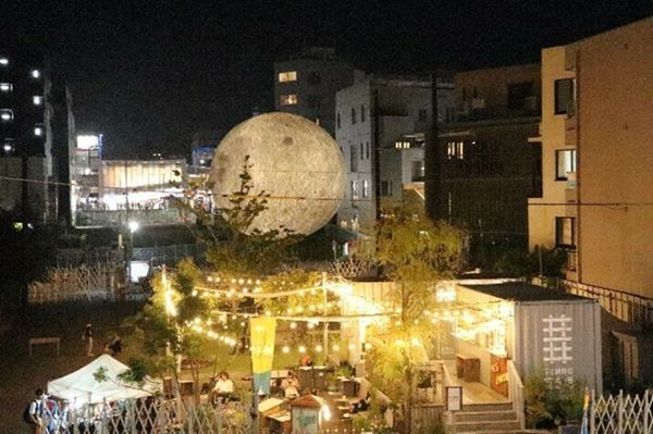 下北沢の夜に巨大な「月」が出現「ムーンアートナイト下北沢」今年は9月19日から